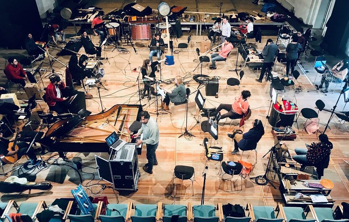 OEIN Das OEIN Bolivianische Experimentalorchester probt mit dem Vokalensemble PHONIX16 im Schlosstheater