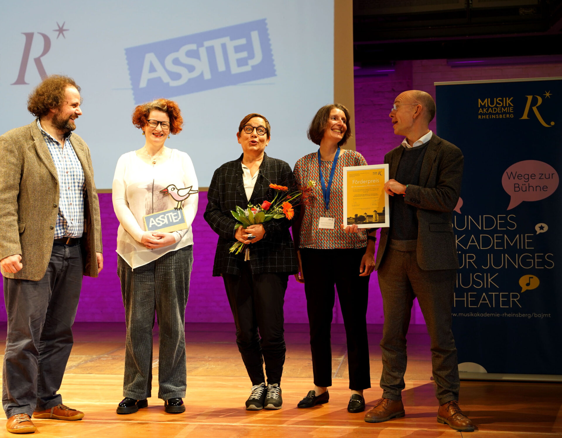 Felix Görg, Akademieleiter, übergab den Förderpreis der ASSITEJ an Annett Israel, Bianca Sue Henne, Christiane Plank-Baldauf und Joscha Schaback.
