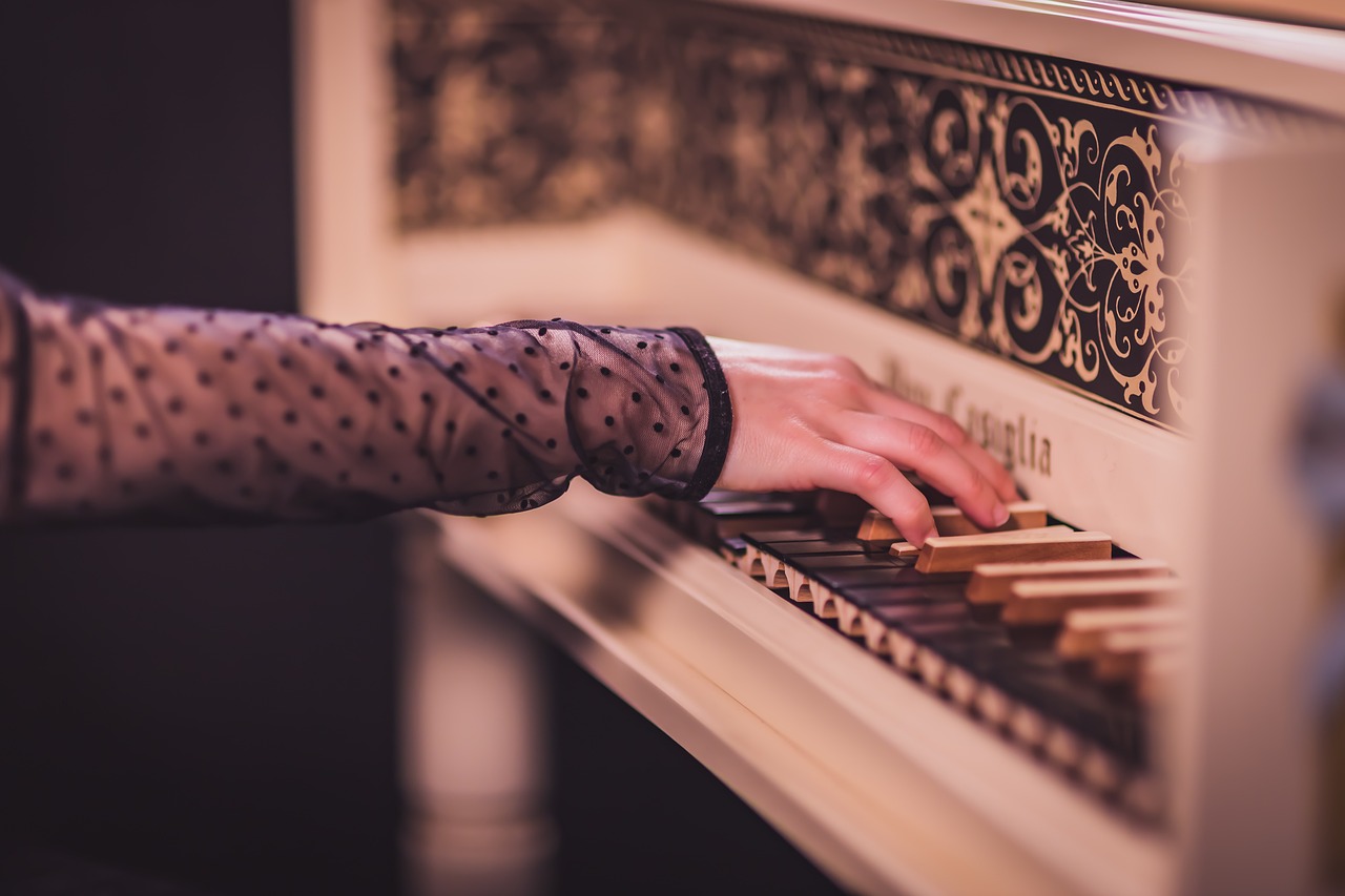Eine Musikerin spielt auf einem Cembalo