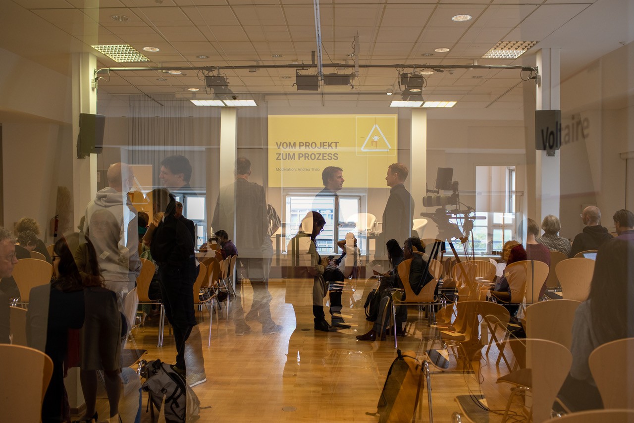 Ensemble bei der Arbeit_Menschen beim Diskutierten
