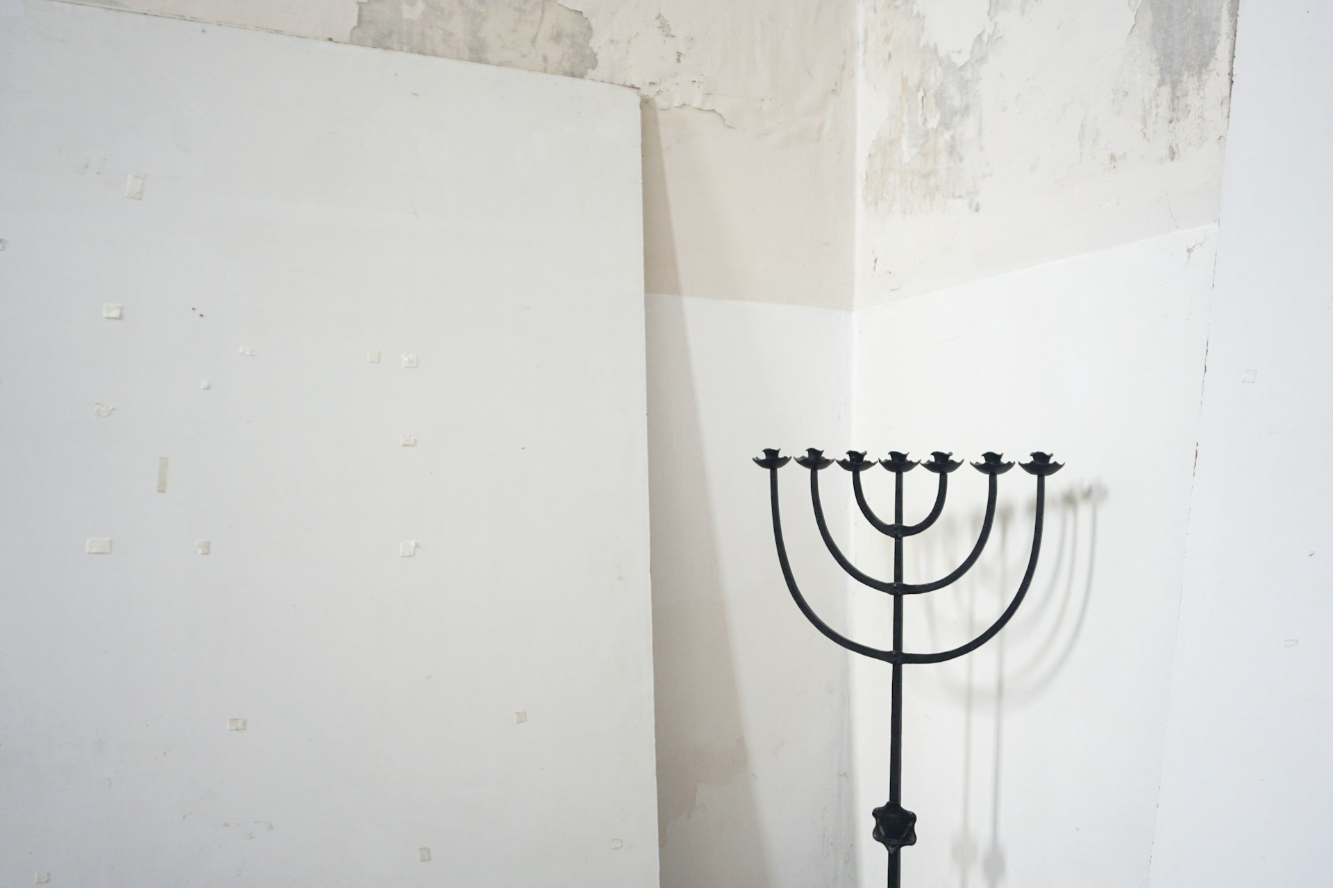Ein siebenarmiger Leuchter in der Synagoge Hrodna, Belarus