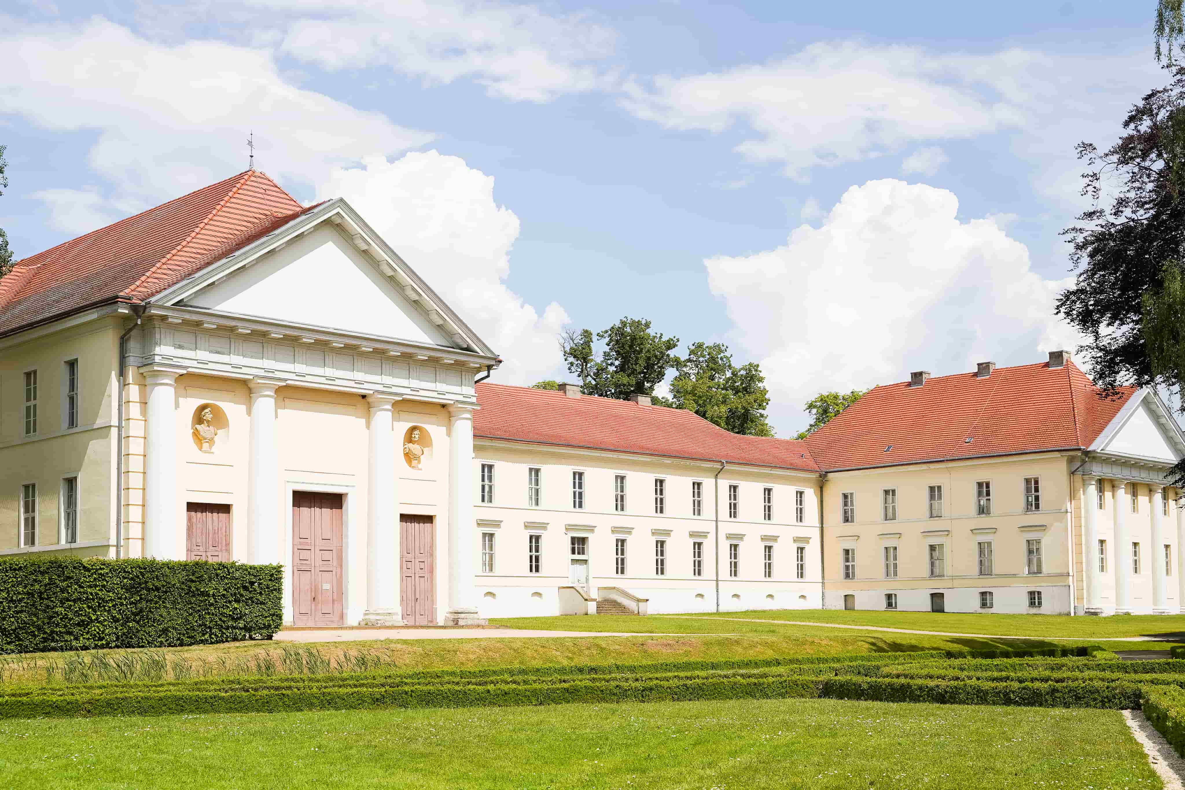 Schlosstheater Rheinsberg und das historische Kavalierhaus