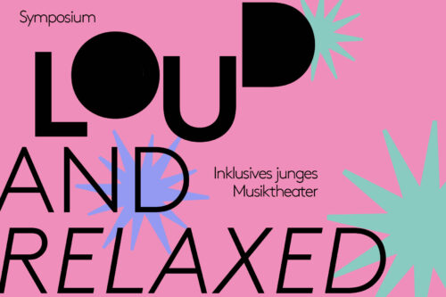 Grafisches Symposiums-Poster auf rosa Hintergrund mit großer schwarzer Schrift „LOUD AND RELAXED“. Ergänzt wird das Design durch türkis- und lilafarbene Sternformen. Zentral steht der Text „Inklusives junges Musiktheater“, oben links „Symposium“. Minimalistische Typografie und kontrastreiche Farben prägen das Layout.