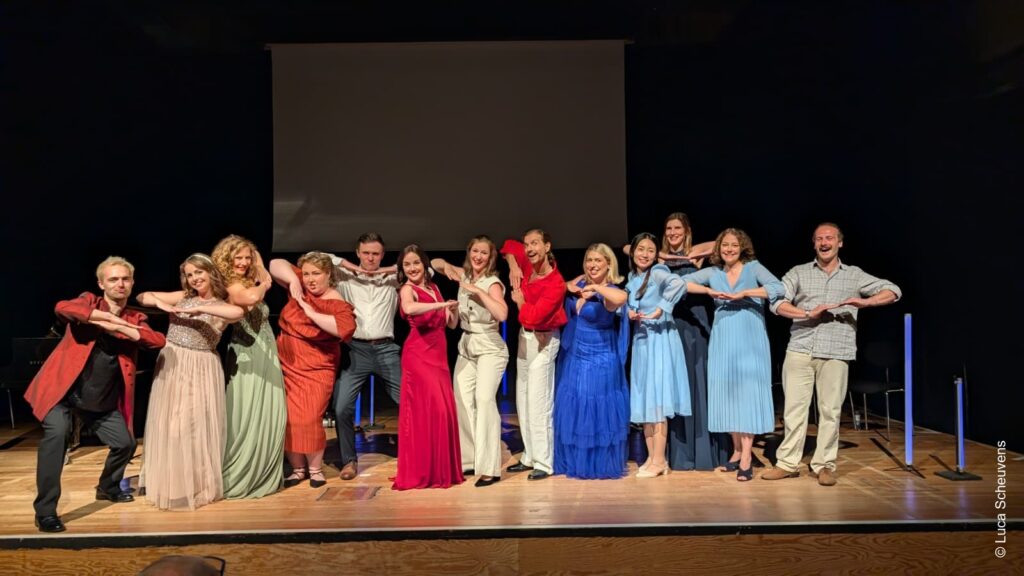 Adam McDonagh, Megan O'Neill, Cleo Röhlig, Emma Power, Christian Noel Bauer, Sarah Luttrell, Luzia Ernst, Kirill Novokhatko, Deirdre Higgins, Hyerin Park, Janina Schweitzer, Anna Lena Auer und Luke Horner nach dem Showcase-Konzert auf der Bühne des Schlosstheaters Rheinsberg.