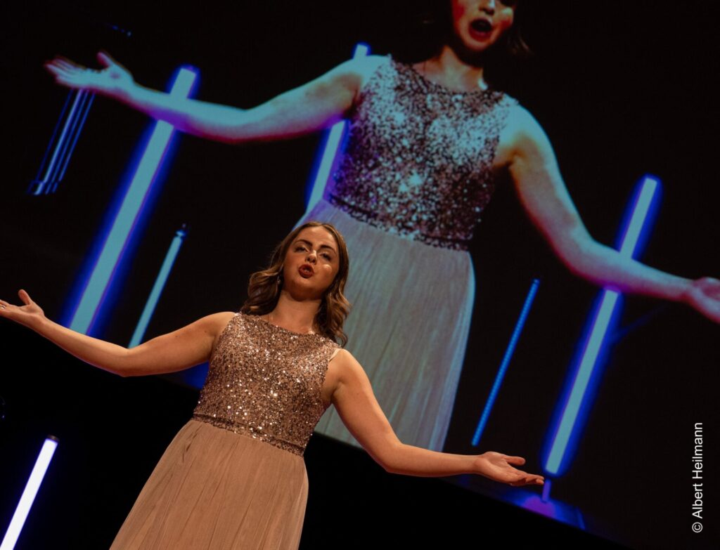 Megan O'Neill im Showcase Opera Bridge